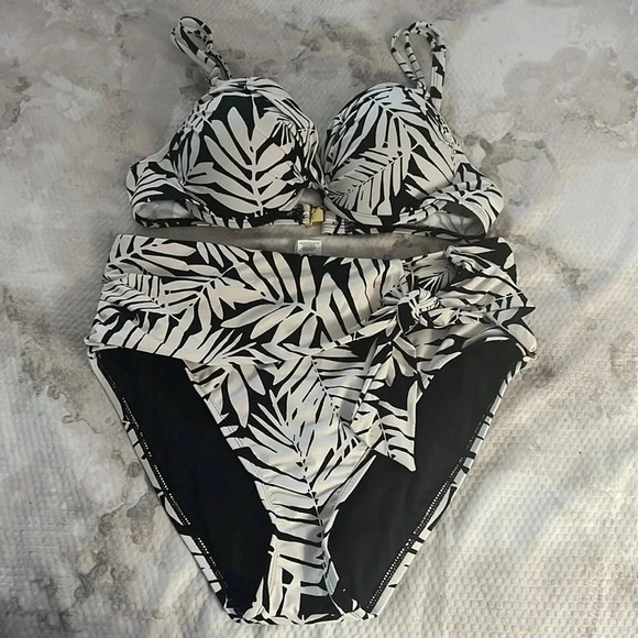 Bleu Rod Beattie Urban Oasis Twist Front Bikini
Swim Top Size 8 - Picture 7 of 9